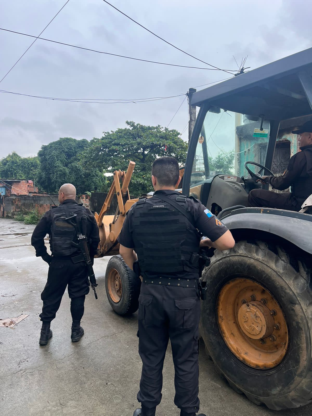 PMs retiram 12 toneladas de barricadas em São João de Meriti